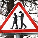 Дорожный знак в Сокольниках предупреждает о пешеходах с гаджетами