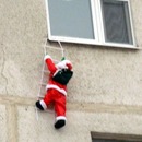 Забавный Санта на стене дома